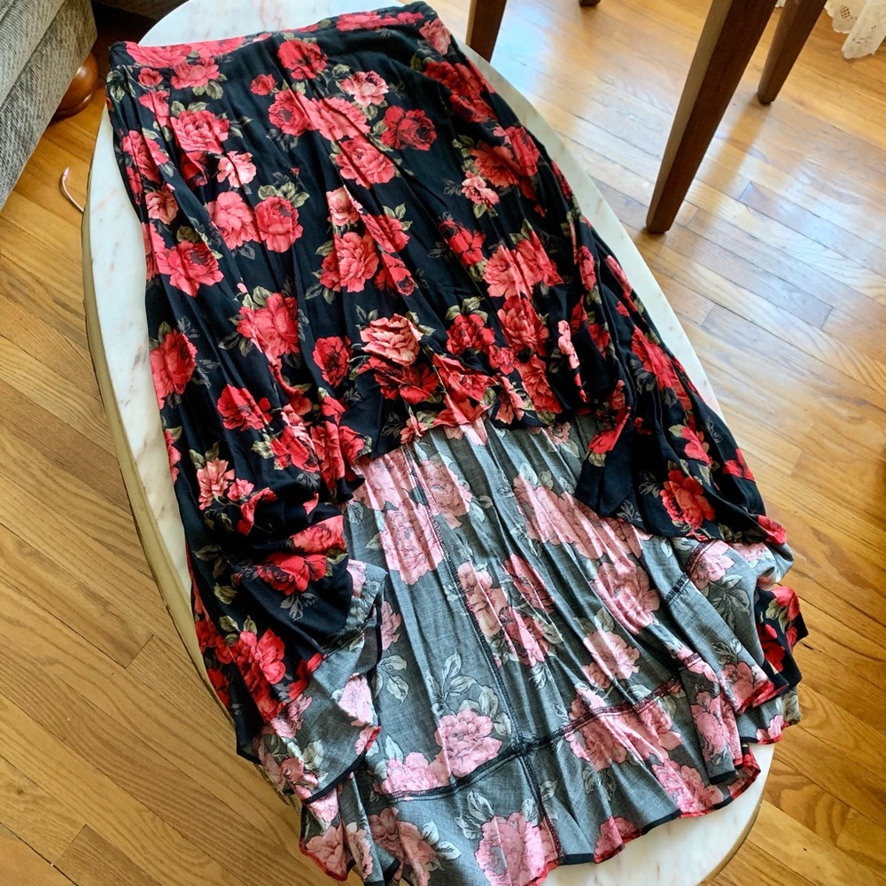 Host Pick🌹_Black w/Roses Hi-Lo Maxi Skirt_ 14/16